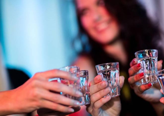 過年買酒注意！有些你覺得口感好的白酒，可能是酒精飲料